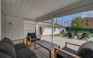 Charming Heights Bungalow with Expansive Backyard - Houston, Texas