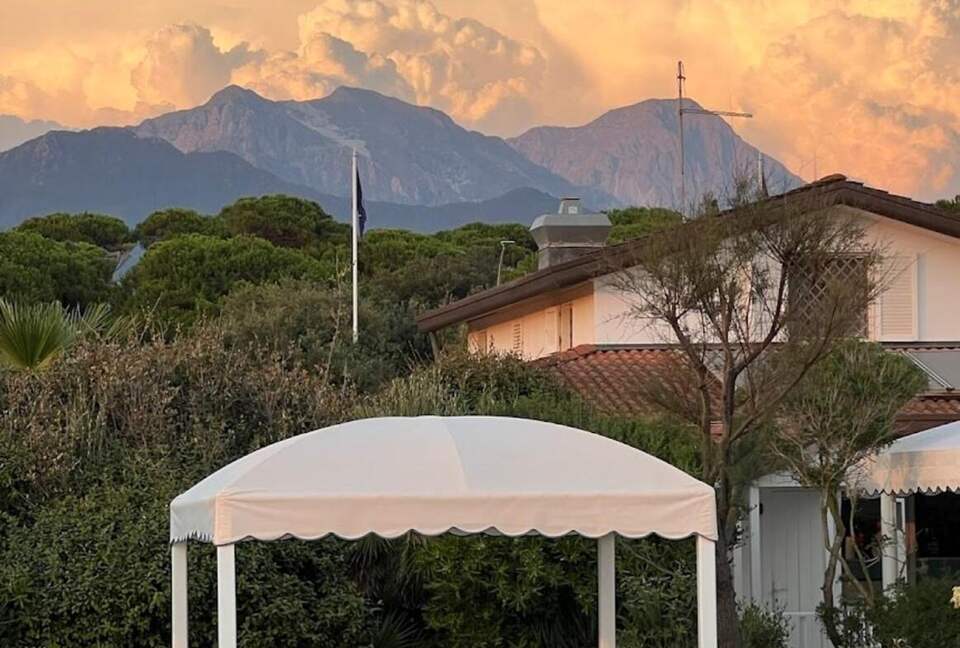 Forte dei Marmi Villa with Independent Guest Residence - Forte Dei Marmi, Italy