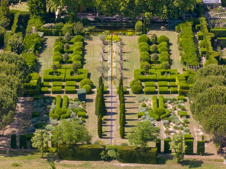 Les Confines: An Enchanting Provençal Estate of Timeless Elegance (R) - Noves, France