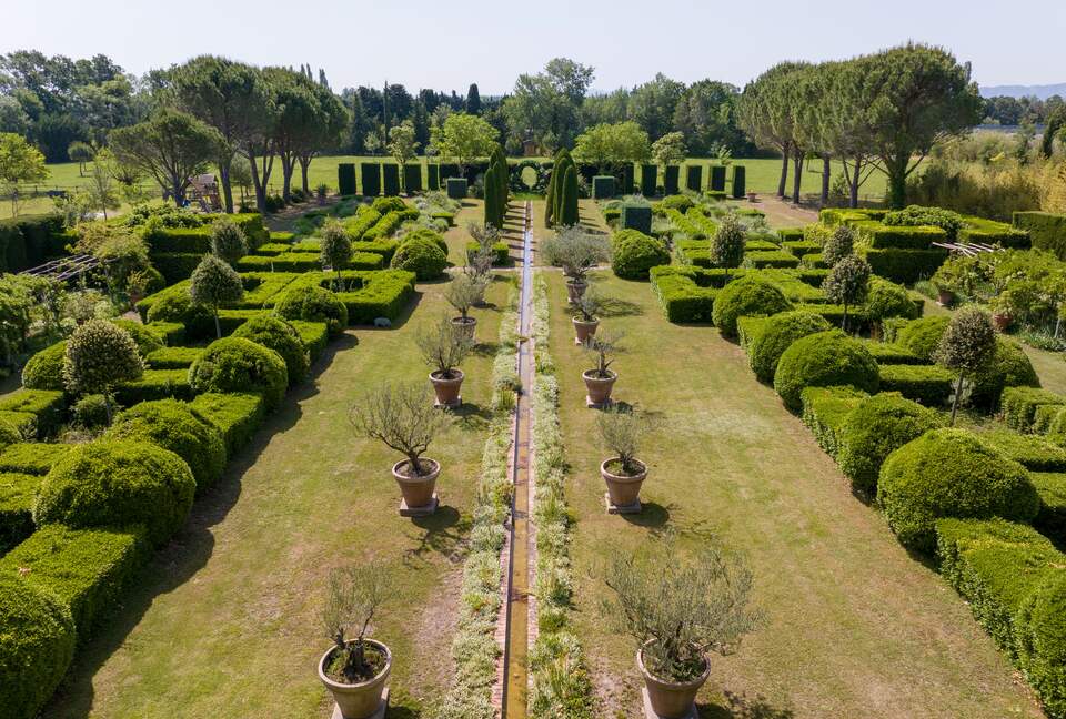 Les Confines: An Enchanting Provençal Estate of Timeless Elegance (R) - Noves, France
