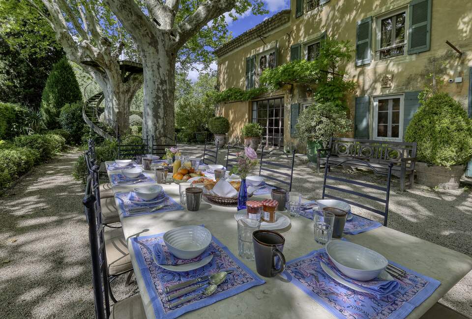 Les Confines: An Enchanting Provençal Estate of Timeless Elegance (R) - Noves, France