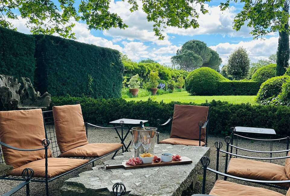 Les Confines: An Enchanting Provençal Estate of Timeless Elegance (R) - Noves, France