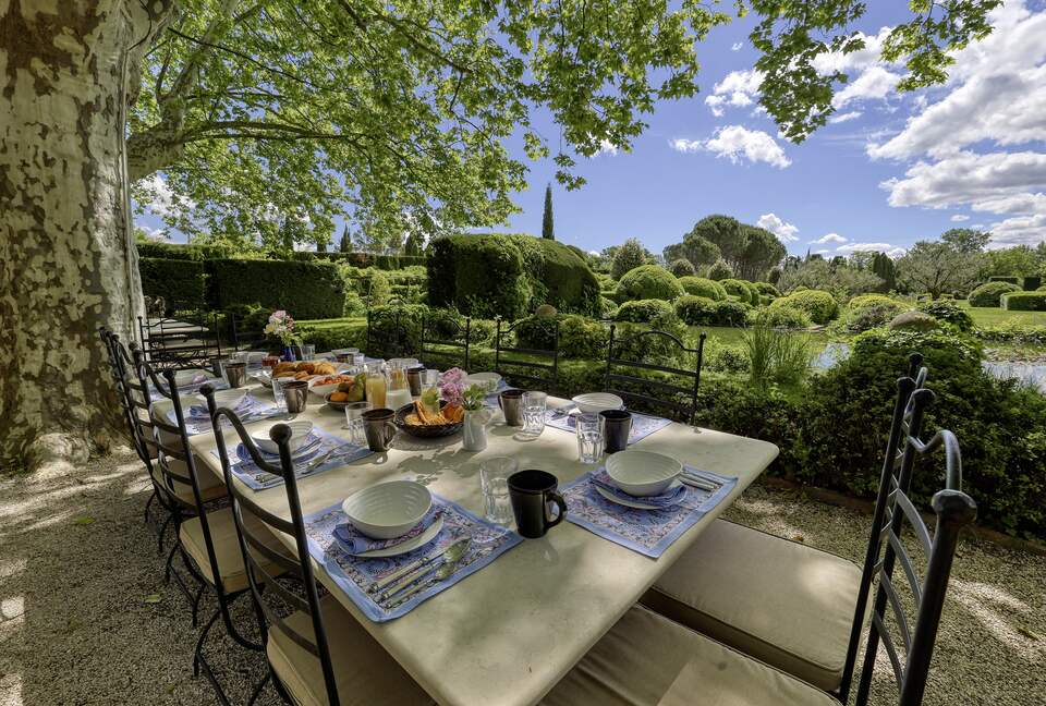 Les Confines: An Enchanting Provençal Estate of Timeless Elegance (R) - Noves, France