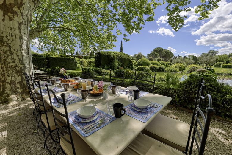 Les Confines: An Enchanting Provençal Estate of Timeless Elegance (R) - Noves, France