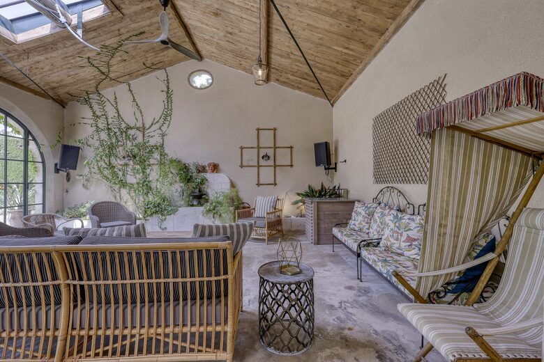 Les Confines: An Enchanting Provençal Estate of Timeless Elegance (R) - Noves, France