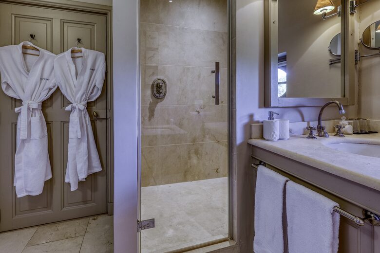 Les Confines: An Enchanting Provençal Estate of Timeless Elegance (R) - Noves, France