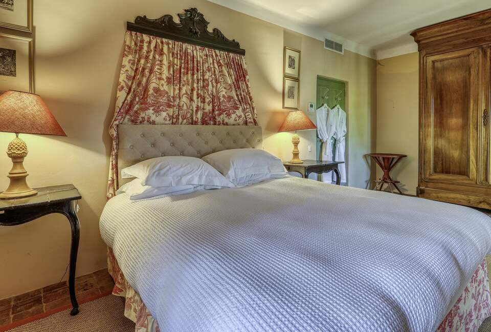 Les Confines: An Enchanting Provençal Estate of Timeless Elegance (R) - Noves, France