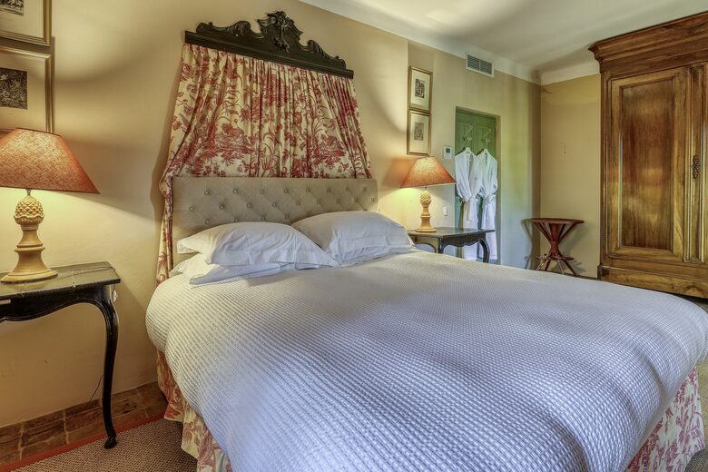 Les Confines: An Enchanting Provençal Estate of Timeless Elegance (R) - Noves, France