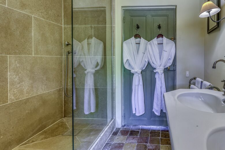 Les Confines: An Enchanting Provençal Estate of Timeless Elegance (R) - Noves, France