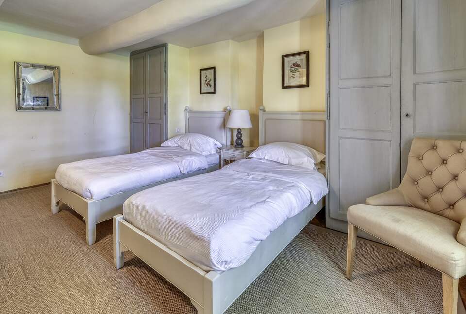 Les Confines: An Enchanting Provençal Estate of Timeless Elegance (R) - Noves, France