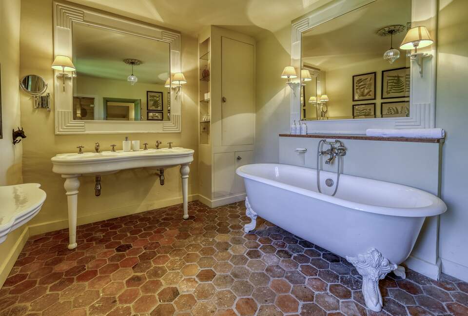 Les Confines: An Enchanting Provençal Estate of Timeless Elegance (R) - Noves, France