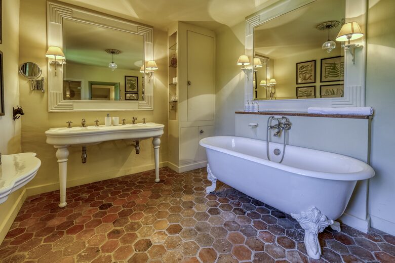 Les Confines: An Enchanting Provençal Estate of Timeless Elegance (R) - Noves, France