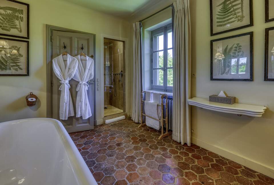 Les Confines: An Enchanting Provençal Estate of Timeless Elegance (R) - Noves, France