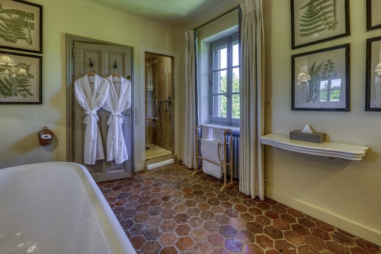 Les Confines: An Enchanting Provençal Estate of Timeless Elegance (R) - Noves, France
