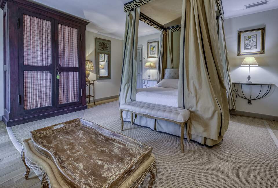 Les Confines: An Enchanting Provençal Estate of Timeless Elegance (R) - Noves, France