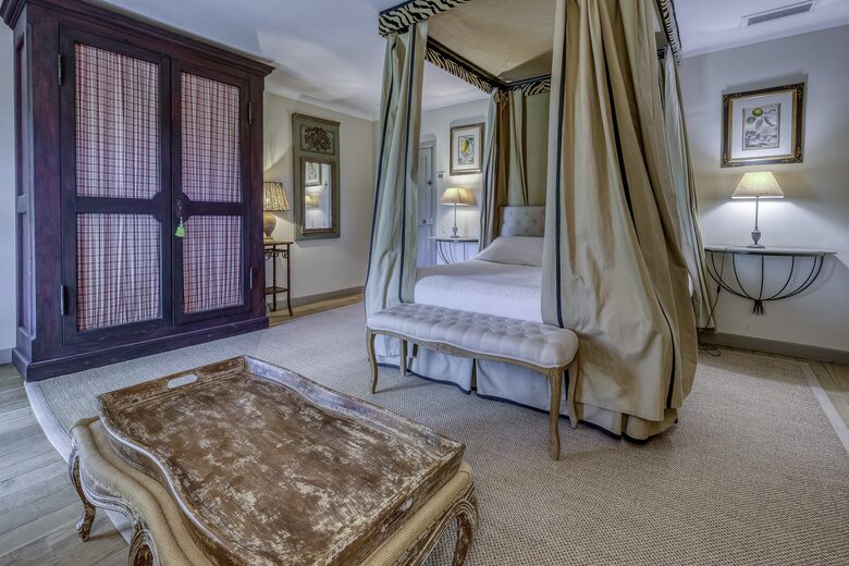 Les Confines: An Enchanting Provençal Estate of Timeless Elegance (R) - Noves, France