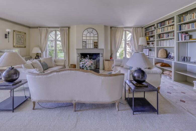 Les Confines: An Enchanting Provençal Estate of Timeless Elegance (R) - Noves, France