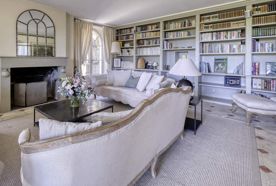 Les Confines: An Enchanting Provençal Estate of Timeless Elegance (R) - Noves, France