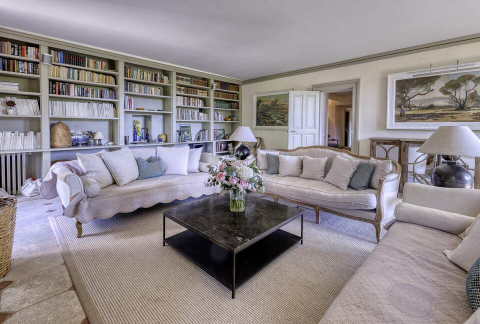 Les Confines: An Enchanting Provençal Estate of Timeless Elegance (R) - Noves, France