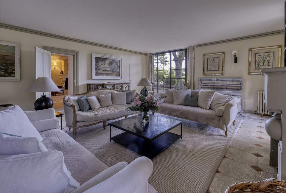 Les Confines: An Enchanting Provençal Estate of Timeless Elegance (R) - Noves, France