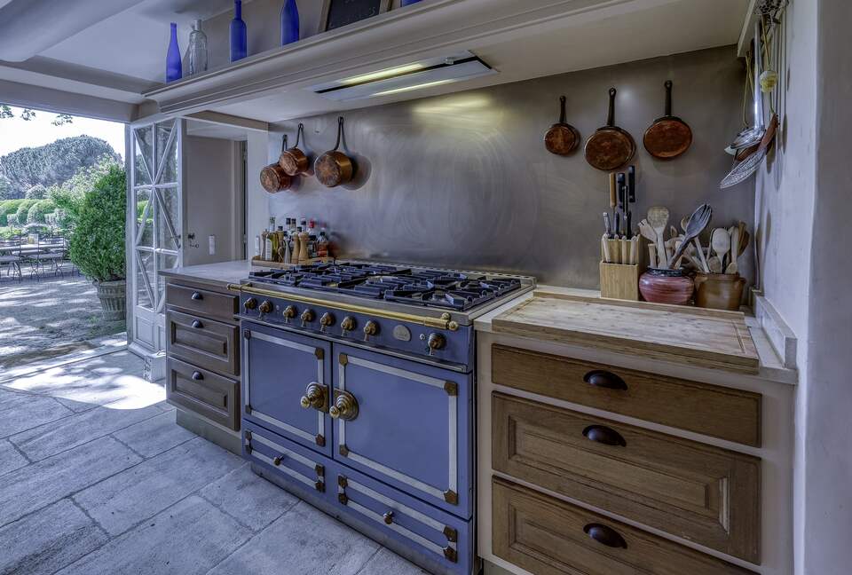 Les Confines: An Enchanting Provençal Estate of Timeless Elegance (R) - Noves, France