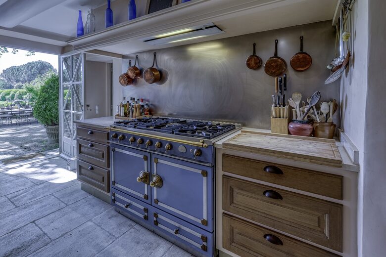 Les Confines: An Enchanting Provençal Estate of Timeless Elegance (R) - Noves, France