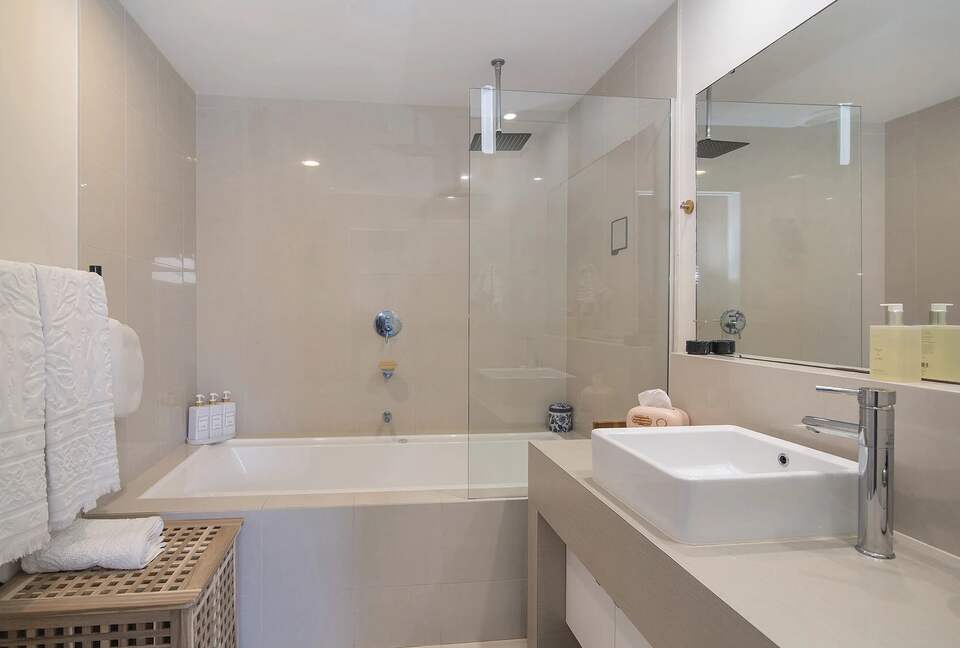 Augusta River & Ocean View Retreat with Lush Courtyards - Augusta, Australia