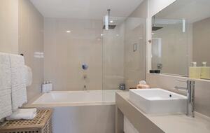 Augusta River & Ocean View Retreat with Lush Courtyards - Augusta, Australia