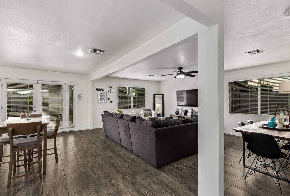 Open floor plan with living room, dining room and kitchenz