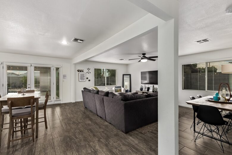 Open floor plan with living room, dining room and kitchenz