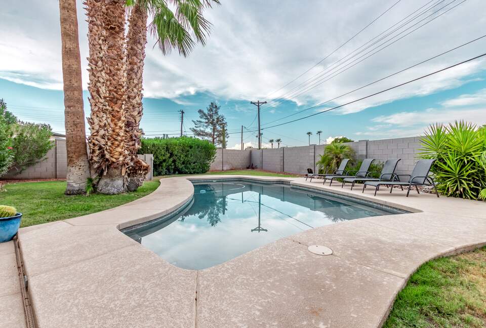 Lounge by the pool with 4 recliners