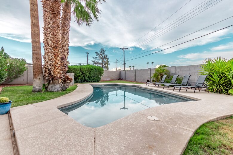 Lounge by the pool with 4 recliners