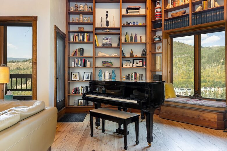 Piano/library area