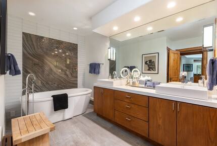 Tub in primary bathroom