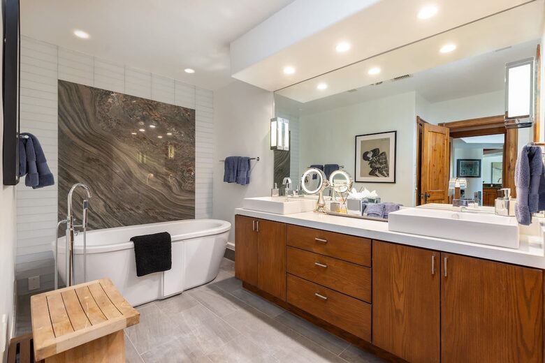 Tub in primary bathroom