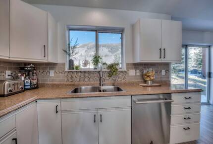 Lake Dillon Designer Retreat with Mountain Views - Dillon, Colorado