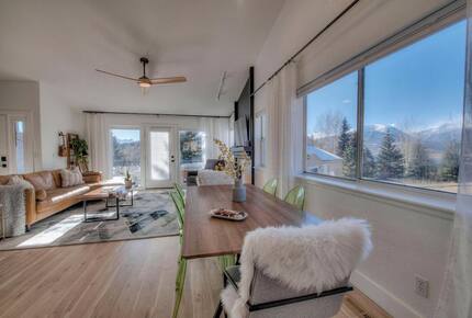 Lake Dillon Designer Retreat with Mountain Views - Dillon, Colorado