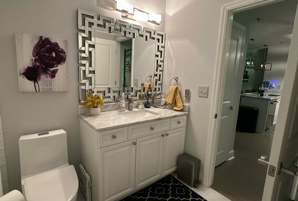 Stylish High-Rise Stay in the Heart of Birmingham - Birmingham, Alabama