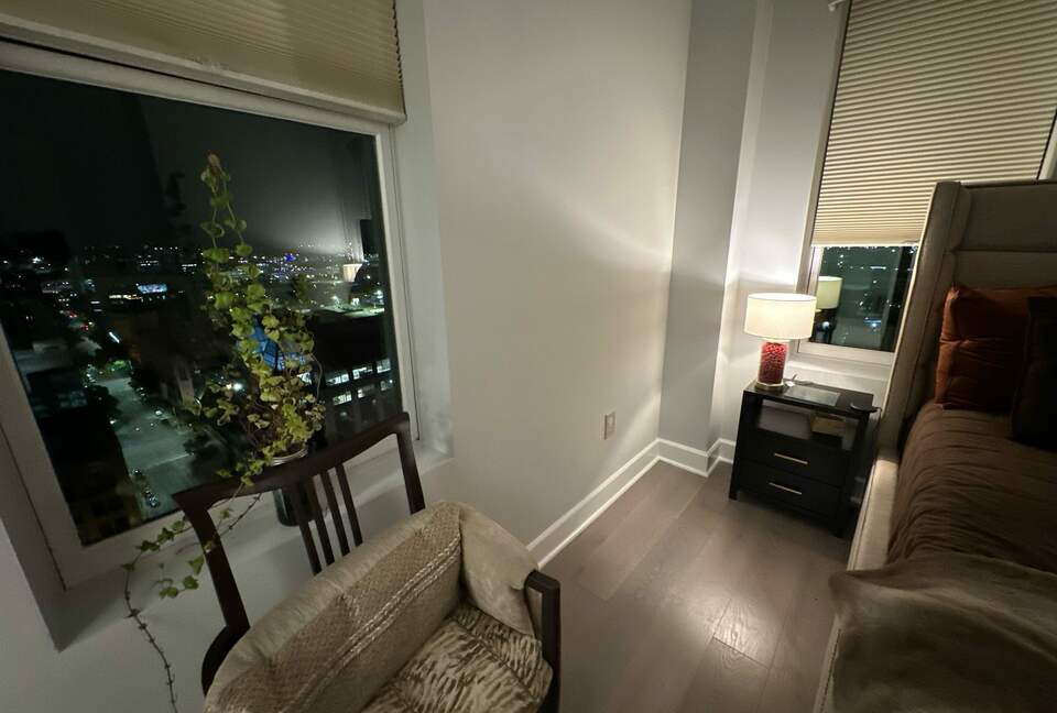 Stylish High-Rise Stay in the Heart of Birmingham - Birmingham, Alabama