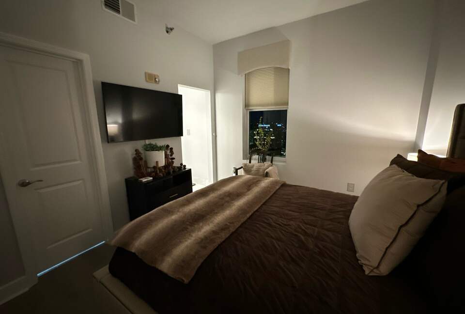 Stylish High-Rise Stay in the Heart of Birmingham - Birmingham, Alabama