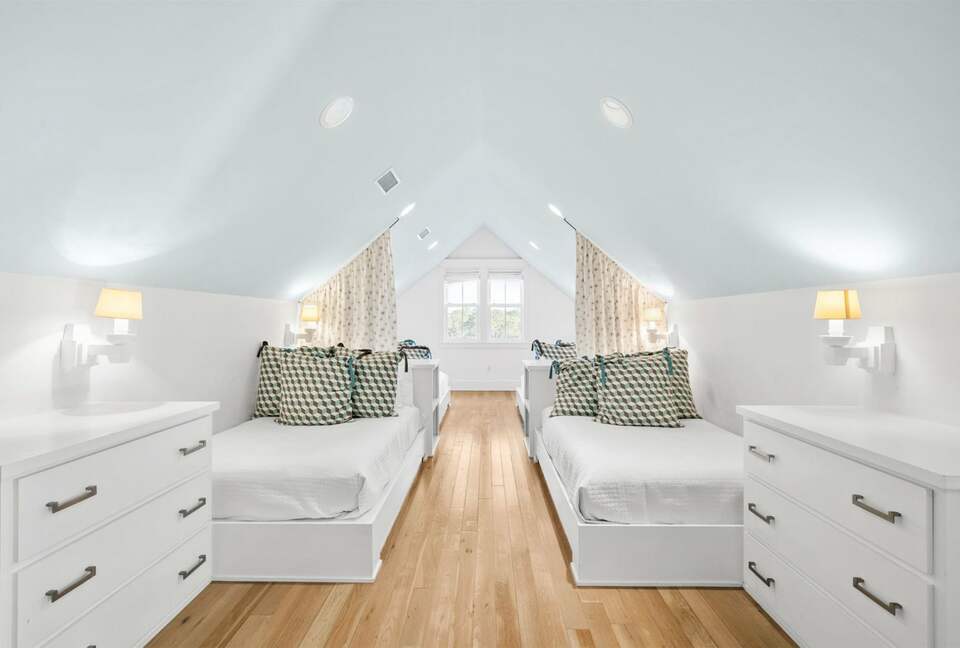 Top Floor Loft (4 Beds)