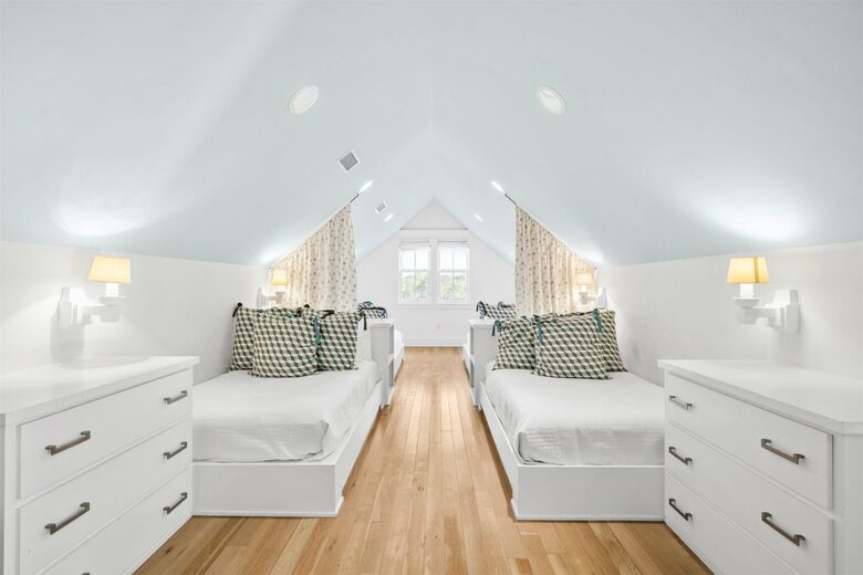 Top Floor Loft (4 Beds)