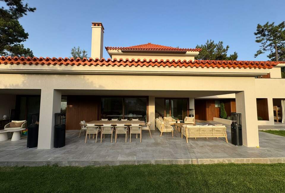 A Modern Villa with Garden Elegance - Colares, Portugal