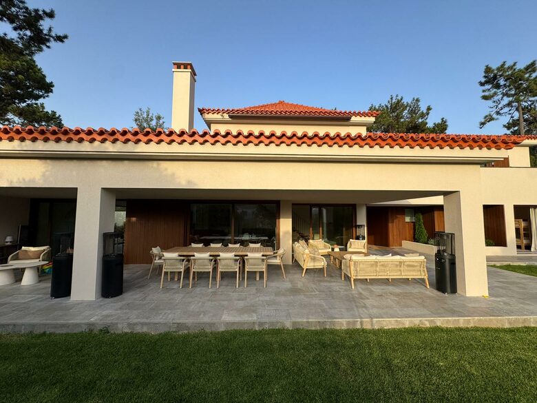 A Modern Villa with Garden Elegance - Colares, Portugal