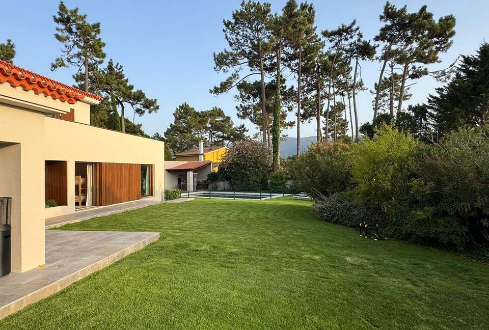 A Modern Villa with Garden Elegance - Colares, Portugal