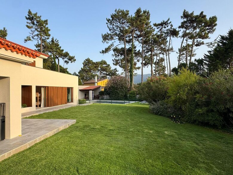 A Modern Villa with Garden Elegance - Colares, Portugal