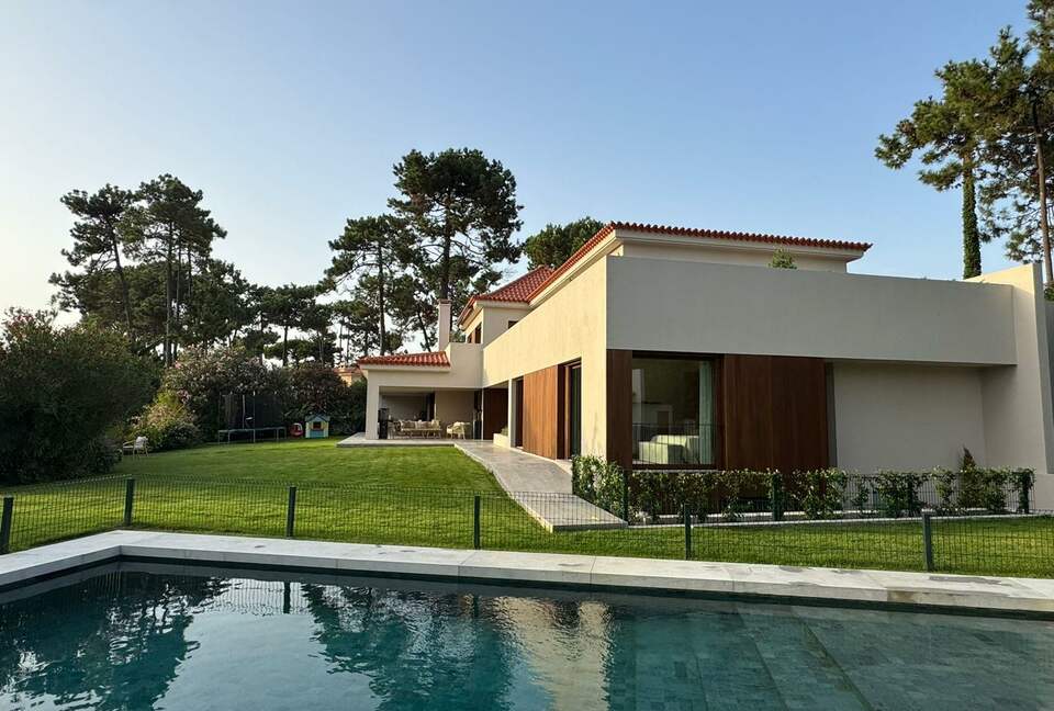 A Modern Villa with Garden Elegance - Colares, Portugal