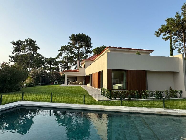 A Modern Villa with Garden Elegance - Colares, Portugal