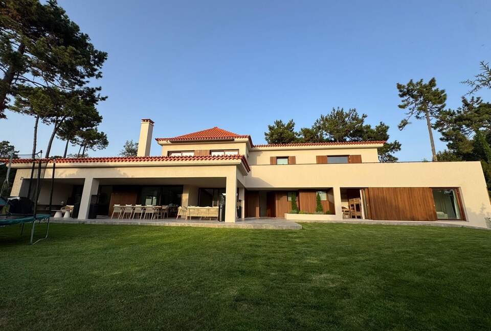 A Modern Villa with Garden Elegance - Colares, Portugal