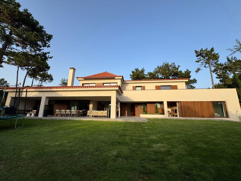 A Modern Villa with Garden Elegance - Colares, Portugal